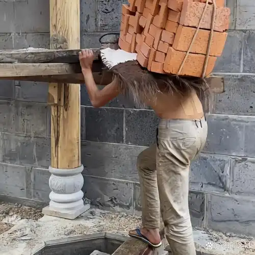 看他轻而易举地扛起那么多砖块,稳稳地走向工地的脚手架,简直是超人