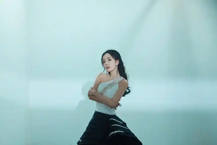 > 杨幂优雅身姿性感迷人活动照图片(1/11)