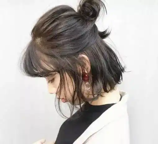 时尚半丸子头,你不挑战看看?加上发带,立刻醒目过来.