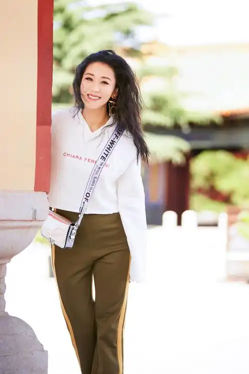 苗圃新街拍深秋送暖 放肆笑容不惧寒凉