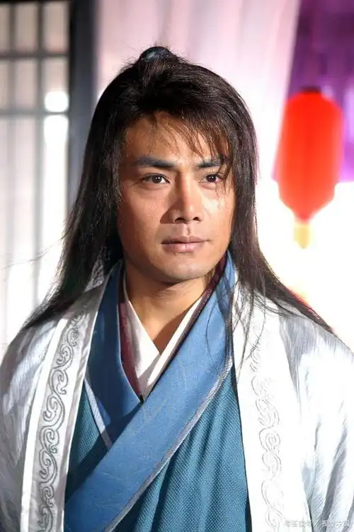 郭靖是金庸先生所创作的武侠小说《射雕英雄传》中的虚构人物,他的