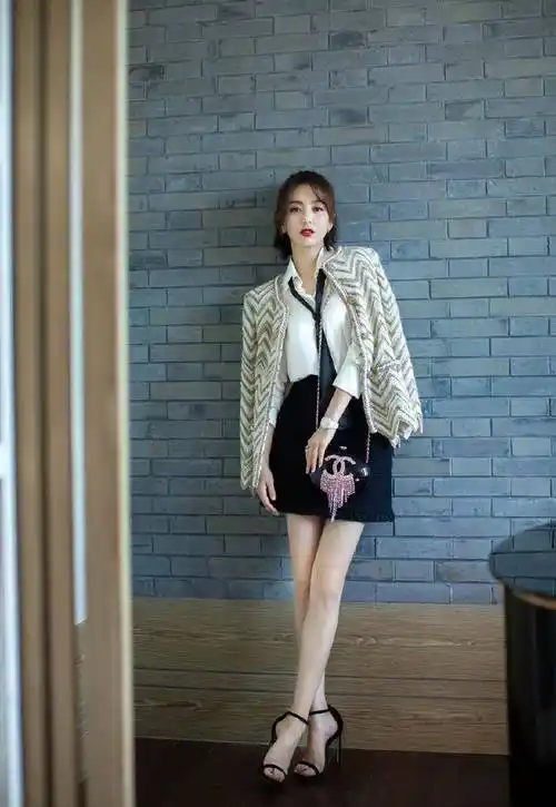 原创原创34岁佟丽娅真会穿绿色t恤搭配白色短裤穿出18岁少女感