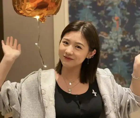 与章子怡离婚不到三个月,52岁仍精力充沛|陈露|记者|葛荟婕|小苹果