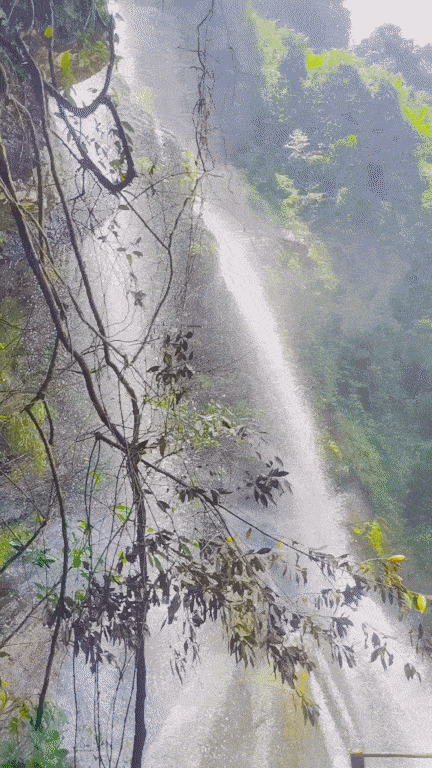 由下而上观玉珠,由上而下看洒金,形成了天下少有的九叠瀑布奇观.