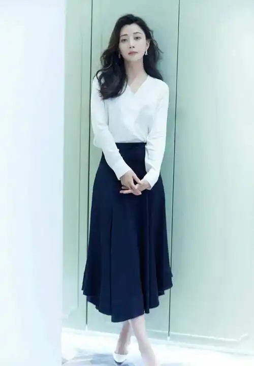 殷桃越瘦,气质越出众,穿一身蓝色一字肩西装,气场强大,难敌_时尚_衬衫