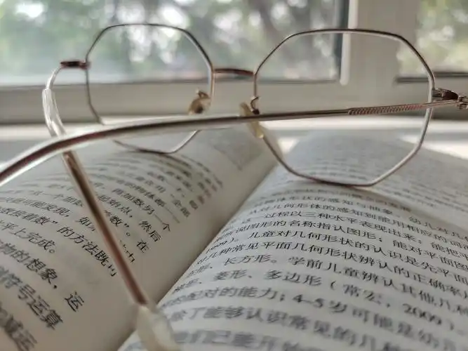 同一副眼镜,同一本书不同的色调,书写不同的心情