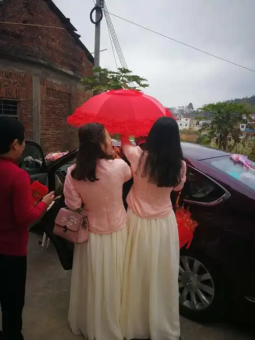 年初四小姨结婚了,长长的接亲队伍热热闹闹的来了