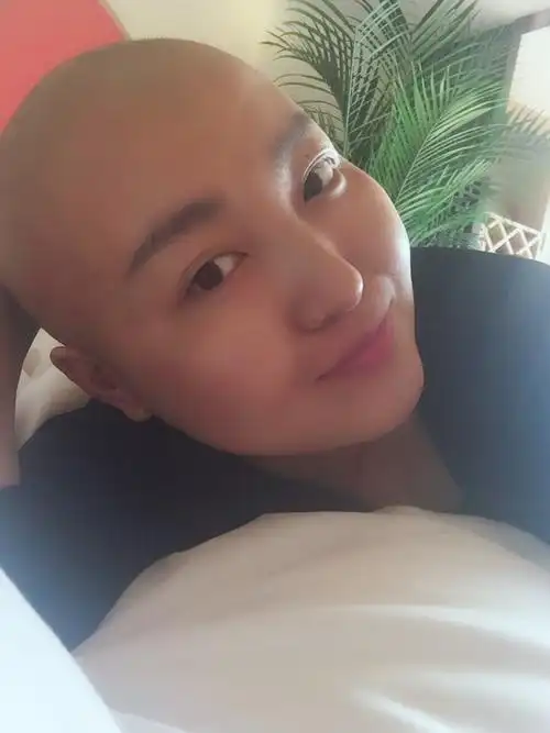 这样的光头美女你可喜欢做鬼脸