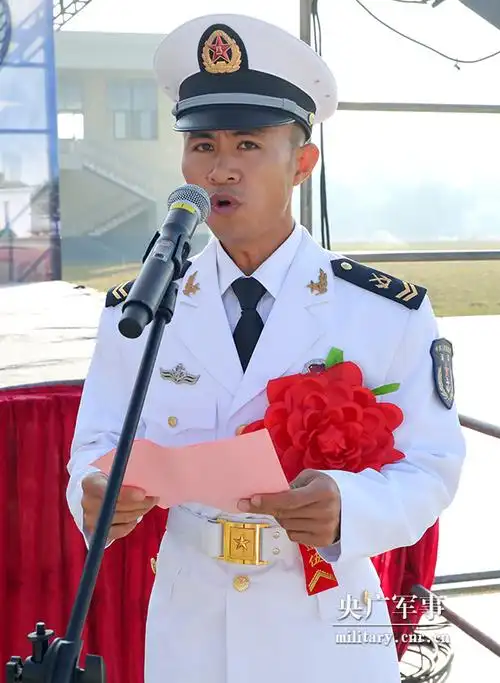 海军陆战队某旅举行退役士兵向军旗告别仪式