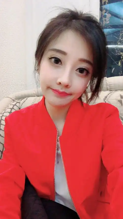 冯提莫晒美照:我觉得第一张腿有一米八那么长!