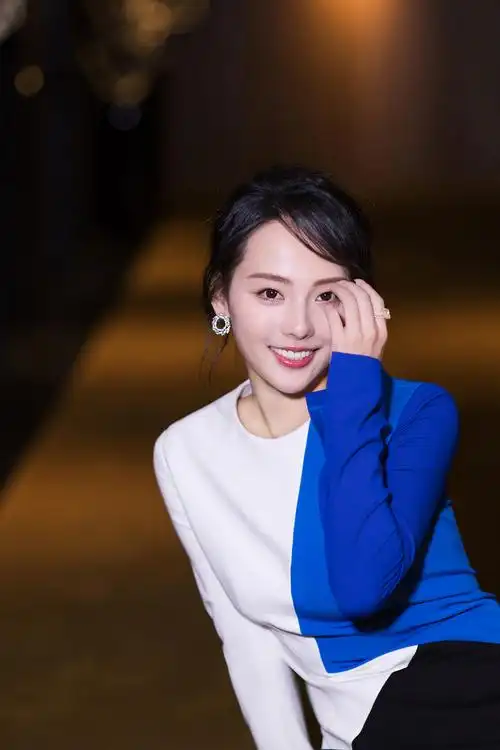 张嘉倪亮相活动状态好 立冬秀美照大呼天冷求添衣