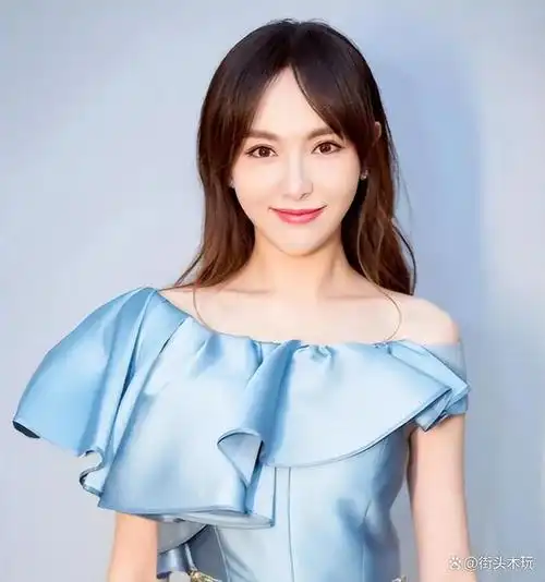 巴黎这一天,40岁唐嫣告诉你,医美整容不叫美,天生丽质才有韵味