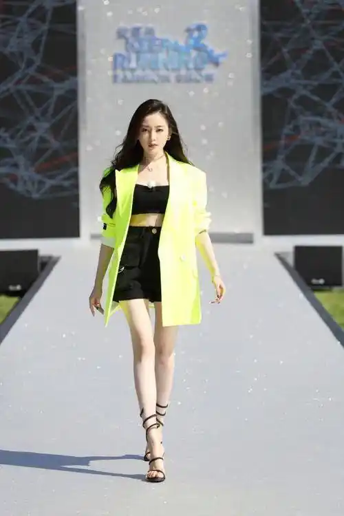 有一种性感叫张天爱穿紧身,看了旧照,就知道她为啥能这么美了