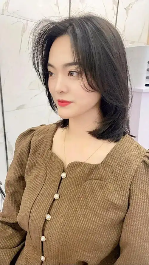 女人过了30岁选什么发型推边头满头卷锁骨发越剪越时尚