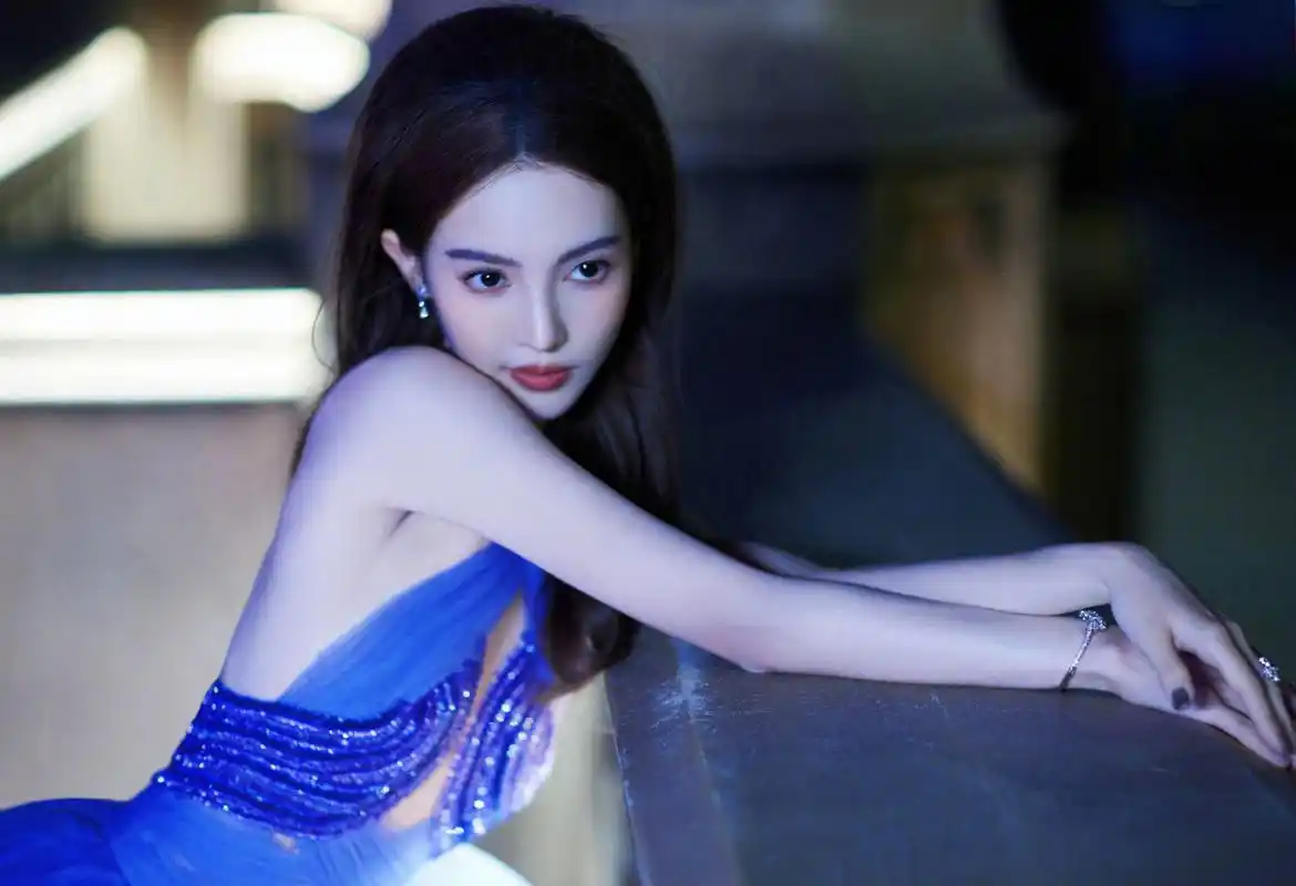 这个造型无疑让金晨在