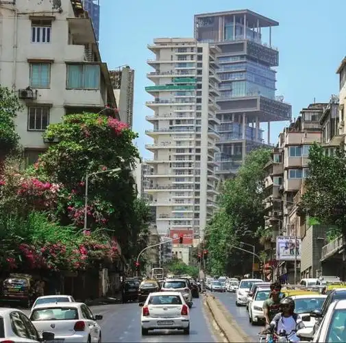 孟买街景孟买富人区前面那栋楼是亚洲首富的房子,也