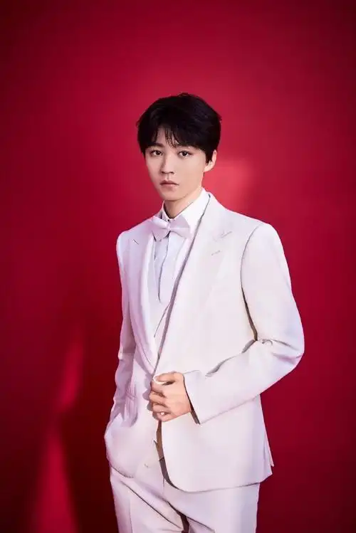 王俊凯白西服套装