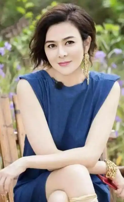 惊见大明星关之琳也在现场,关之琳一头短发戴着墨镜,身穿灰色外套