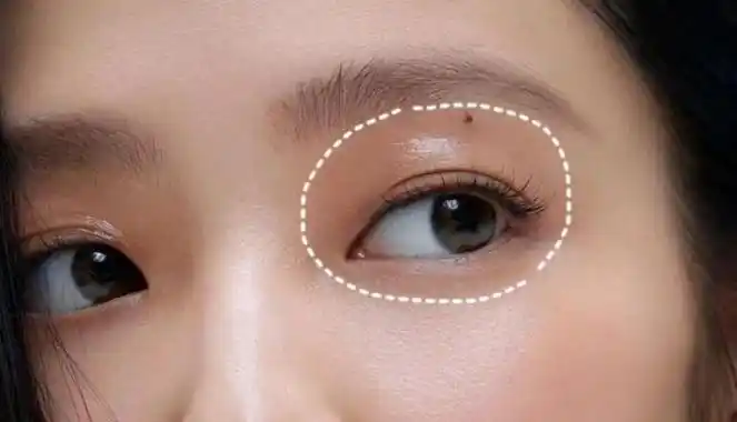 张雨绮硬生生从法国帅哥的包围中脱身出来,不是为了看他黑脸的