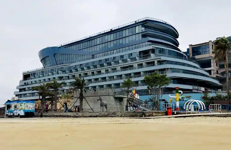 这是定海湾内别致的《邮轮造型酒店》.