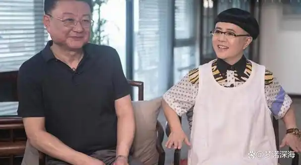 央视《新闻联播》,主持人和王宁都在暗自疼爱自己的妻子.