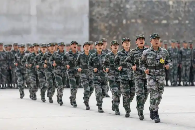 看战略支援部队某部女兵的别样风采