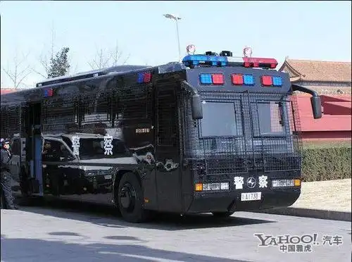 这个特警防暴大巴经常出没在闹市区,相信不少同学都见过.