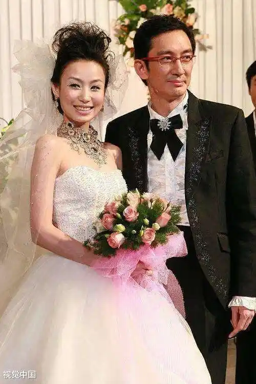 早些年的时候吴启华跟蓝洁瑛有过一段感情,之后还有黎美娴,varintra.