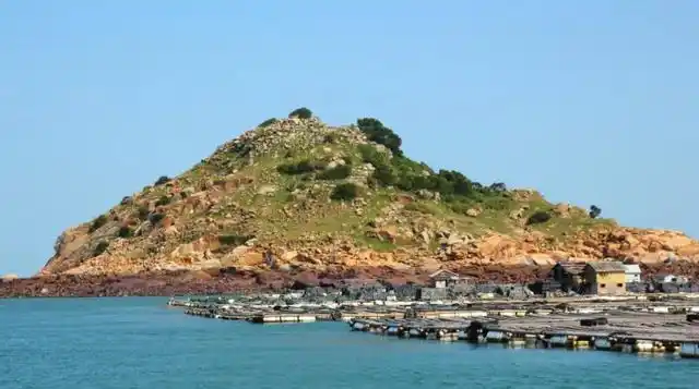 福建海边旅游景点沙滩有:椰风寨;下沙海滨度假村;日纹坑;漳州金銮湾