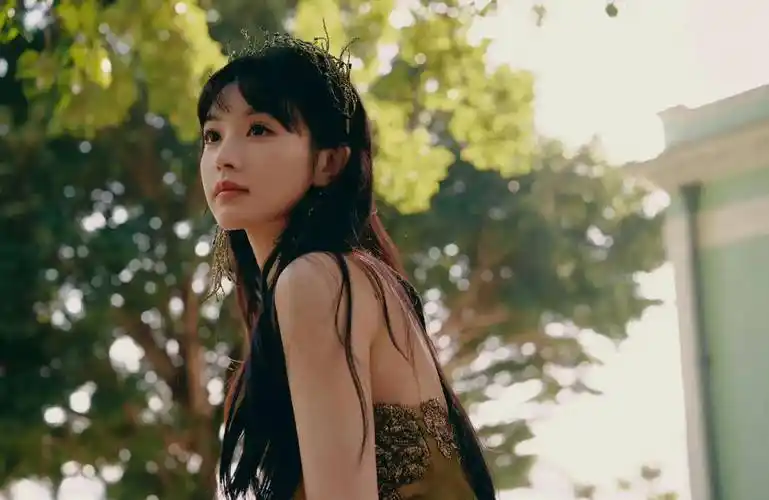 田曦薇穿绿色透视纱裙大秀傲人事业线 身材丰满又性感 真是又纯又欲