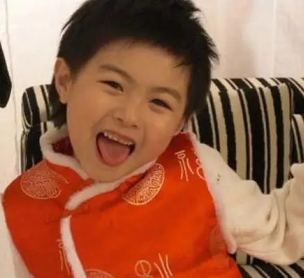 图孙天宇十三岁照片表情老练年龄虽小出道多年已是职业演员