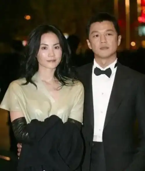 离婚十余年,李亚鹏直播间崩溃落泪,王菲与谢霆锋爱情稳定幸福