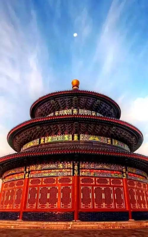 在中国的建筑艺术中,宫殿的布局无疑是最能体现对称之美的典范