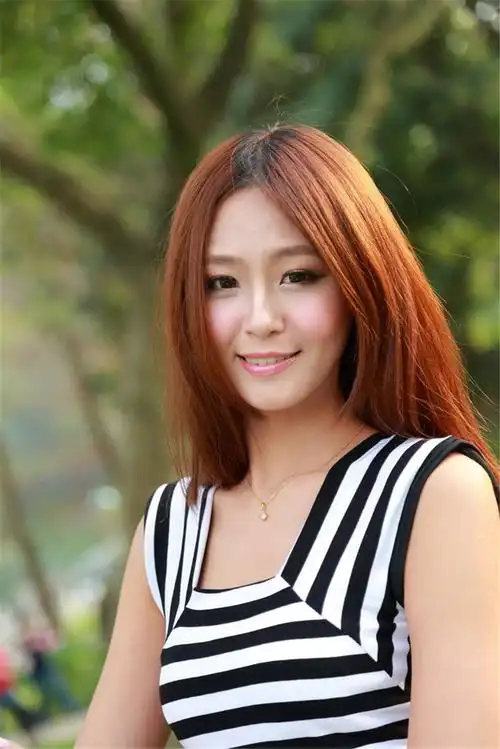 美图分享清纯美女小雪私人外拍高清性感写真1