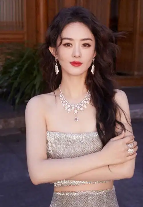 在十月十五日,赵丽颖在她的个人社交平台上分享了一组令人惊艳的美照.