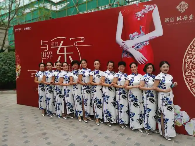 身着旗袍合影留念