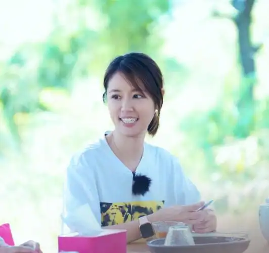 近日,林心如在综艺节目中相当活跃,亮相《亲爱的客栈》,《快乐大本营