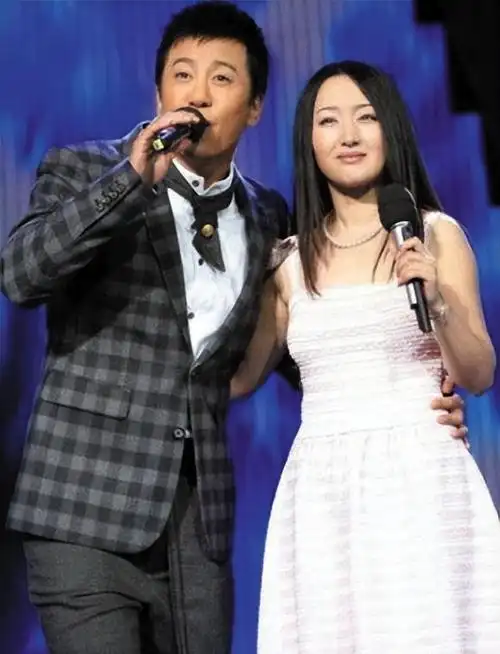 杨钰莹还是老了,在美颜下看似年轻,但身材还是暴露了真实年龄