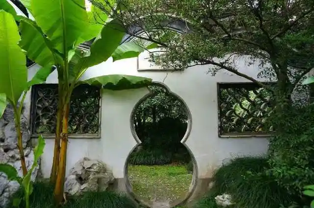 这是中国园林建筑里的葫芦门,很有特点啊!