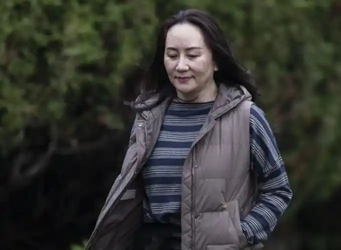 眼霜|谁说中年女人剪短发才洋气?看50岁孟晚舟,长肩披肩照样优雅贵气