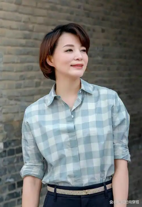 这种"烂大街"的格子衬衫,竟然也能被董卿穿