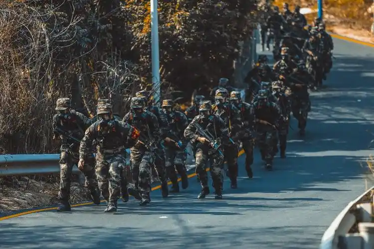 从日出到日落,新兵们开启他们的"百里行军"