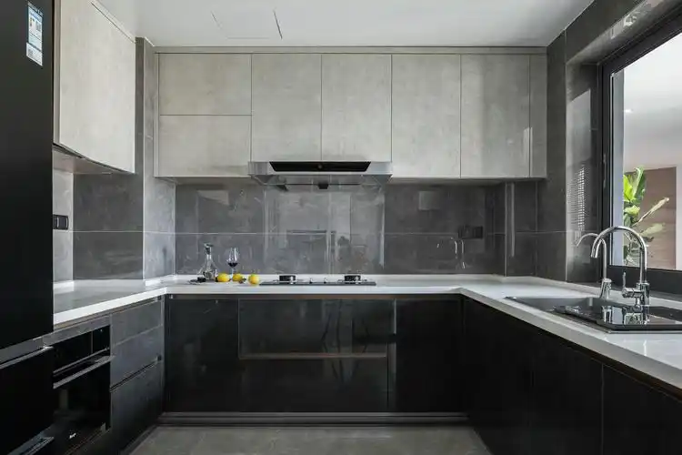 橱柜采用色感分层设计,增加了实用性和美观度,过度带选用灰色大理石铺