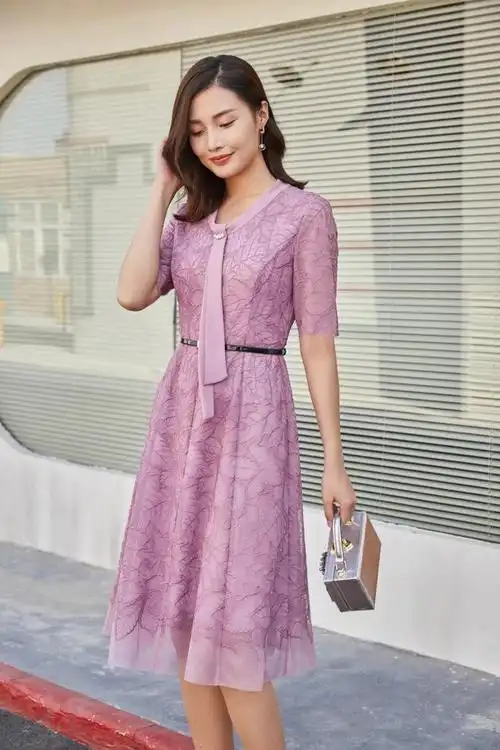 女人30岁怎么穿裙?春天穿这些连衣裙,时髦又不落俗套