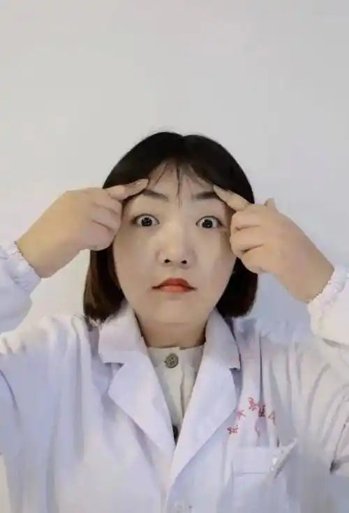 用力抬眉,健侧抗阻抬眉,患侧辅助主动用力训练;每次做10遍,每组做3次