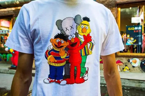 本月发售值得入手kaws x 《芝麻街》x uniqlo 系列共推出 23 种颜色和