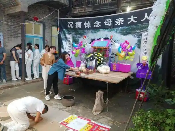 以孝治家献义村给老人办丧事