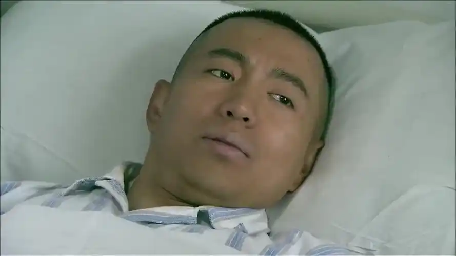 我是特种兵灰狼说小庄应该跟b组道别小庄敬了最后一个军礼狼牙为小庄