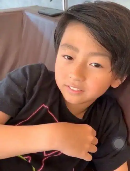 和大儿子形成鲜明对比|谢振轩|谢霆锋|谢振南|童年照|辣妈_网易订阅