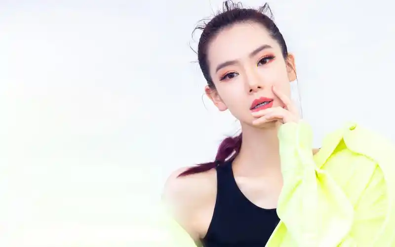 戚薇元气性感写真图片桌面壁纸